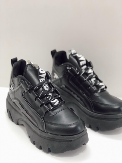 Zapatillas LOVE negras – Plataforma urbana para mujer