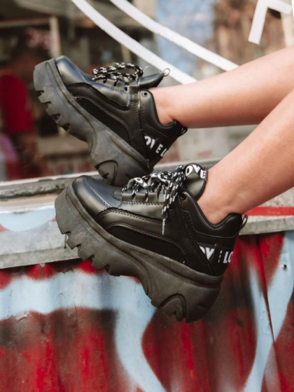 Zapatillas LOVE negras – Plataforma urbana para mujer