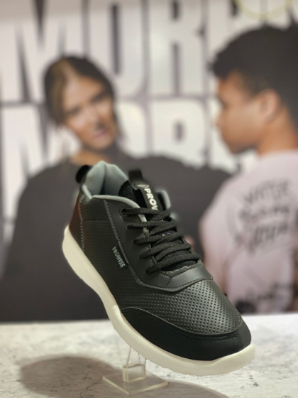 Zapatilla deportiva Prowess Art 9020 de cuerina negra