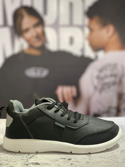 Zapatilla deportiva Prowess Art 9020 de cuerina negra