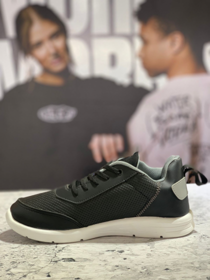 Zapatilla deportiva Prowess Art 9020 de cuerina negra